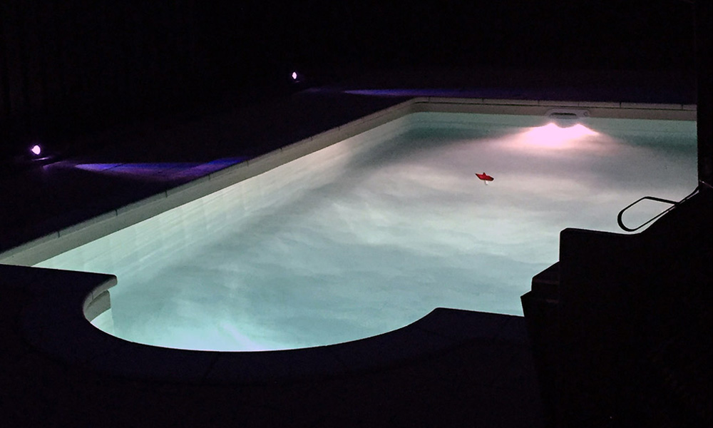 Pool Frankfurt bei Nacht mit Beleuchtung