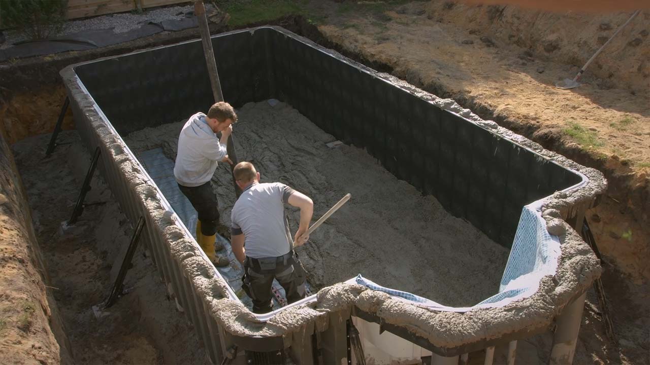 JOU-Pool - Massivbauweise Bodenplatte betonieren