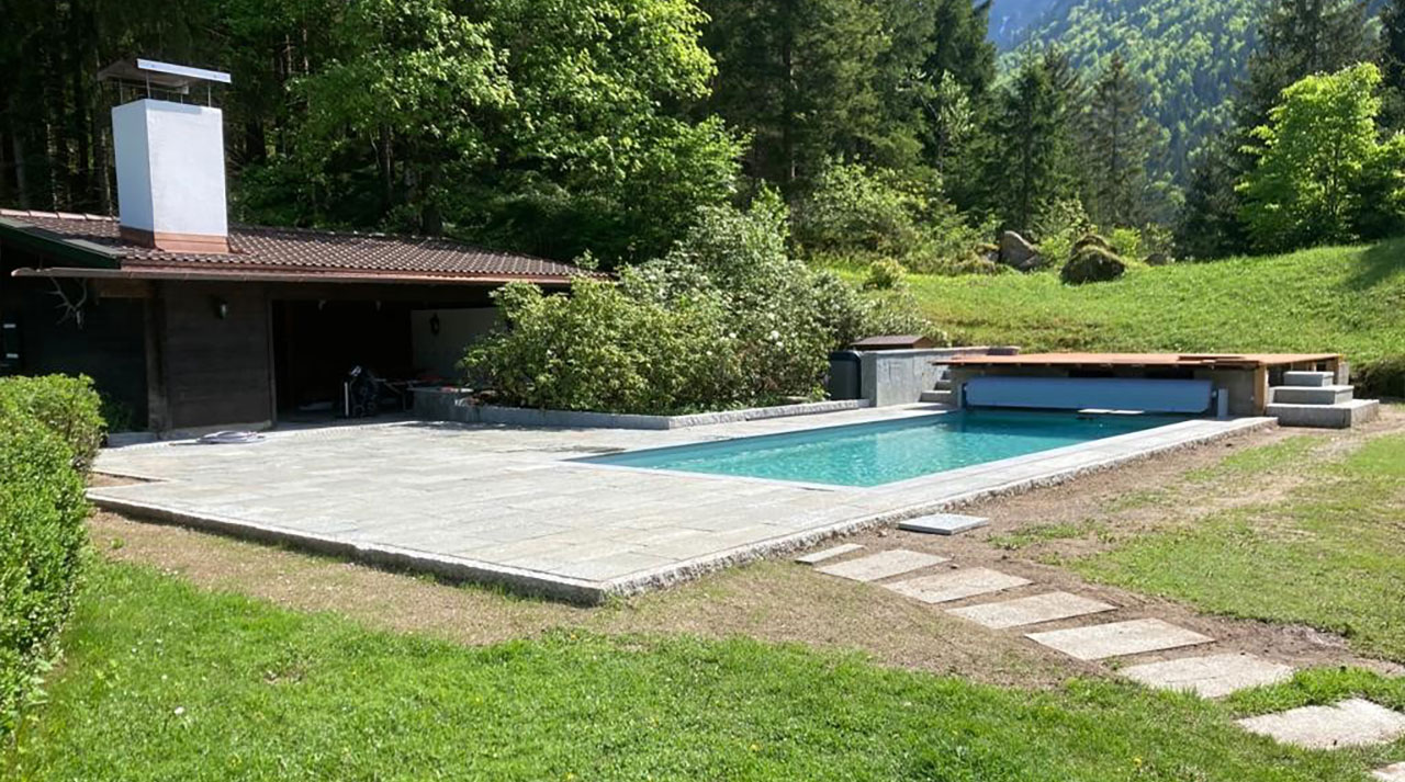 Gartenpool nach dem Sanieren mit neuer Folie und moderner Technik