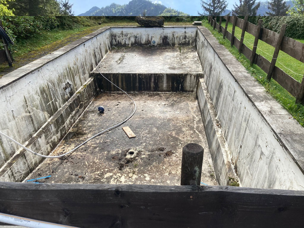 Swimmingpool vor der Poolsanierung